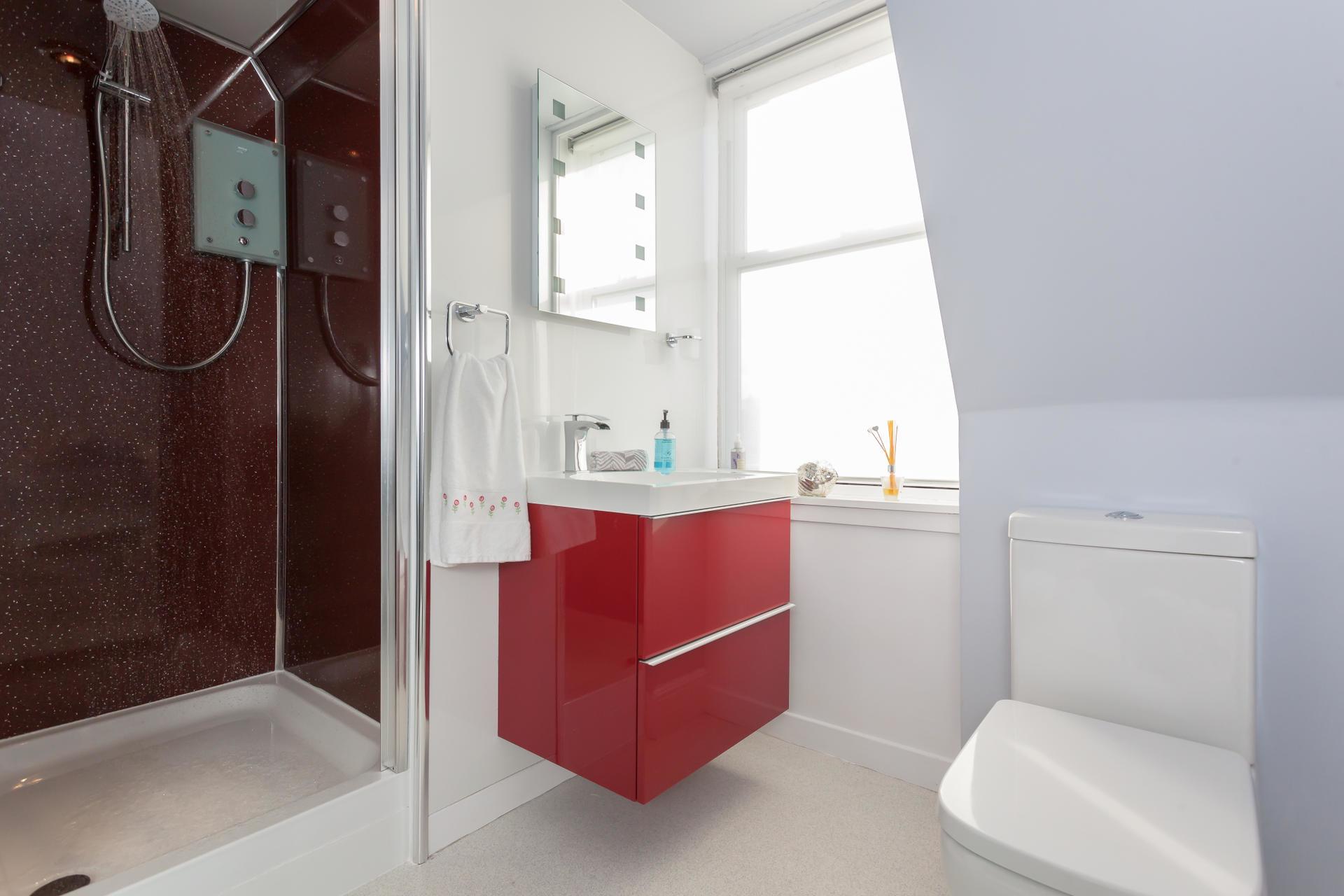view of en-suite bathroom
